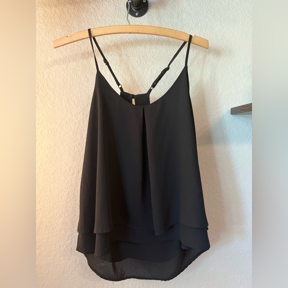 Black racerback top w/adjustable straps & button closure at the back of the neck - Picture 3 of 3